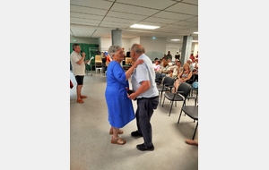 Notre présidente Annie remet son lot à Henri COHEN  associé à Françoise LAFFITTE. Merci à Eric (Bourgeaux) notre arbitre national  pour la bonne tenue de ce tournoi et sa contribution  au rayonnement du club