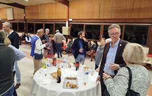 Gert Jan Paulissen, récent vainqueur du paire open x 2 DN1 en discussion durant le cocktail clôturant le festival