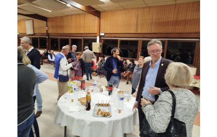 Gert Jan Paulissen, récent vainqueur du paire open x 2 DN1 en discussion durant le cocktail clôturant le festival